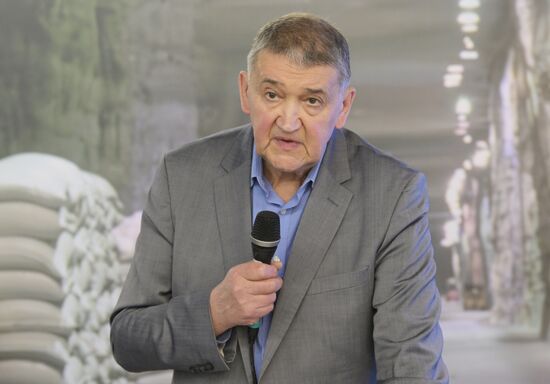Международная выставка-форум "Россия"
Лекция "Арктический эксперимент хранения продуктов длиною более 120 лет", павильон С "Про запас" (Росрезерв)
Дмитрий Шпаро, почётный полярник, известный советский и российский арктический путешественник и писатель
Место: Россия, Москва. Автор: Алексей Никольский/РИА Новости. Выставка "Россия". Лекция "Арктический эксперимент хранения продуктов длиною более 120 лет"