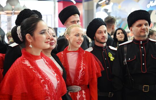 Международная выставка-форум "Россия"
Открытие героической недели на стенде Санкт-Петербурга, павильон №75 (зал В, стенд Санкт-Петербурга)
Участники ансамбля "Атаман"
Место: Россия, Москва. Автор: Кристина Кормилицына/РИА Новости. Выставка "Россия". Открытие героической недели на стенде Санкт-Петербурга