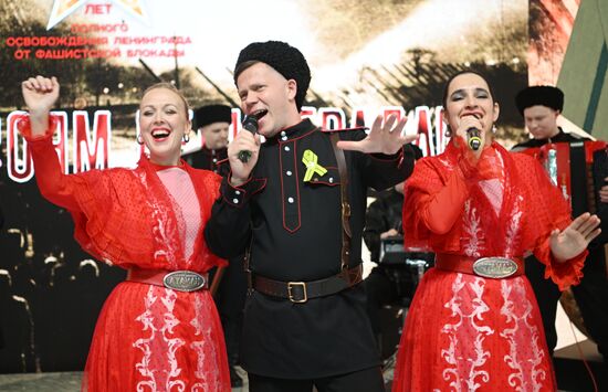 Международная выставка-форум "Россия"
Открытие героической недели на стенде Санкт-Петербурга, павильон №75 (зал В, стенд Санкт-Петербурга)
Участники ансамбля "Атаман"
Место: Россия, Москва. Автор: Кристина Кормилицына/РИА Новости. Выставка "Россия". Открытие героической недели на стенде Санкт-Петербурга