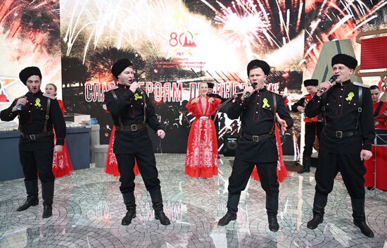 Международная выставка-форум "Россия"
Открытие героической недели на стенде Санкт-Петербурга, павильон №75 (зал В, стенд Санкт-Петербурга)
Участники ансамбля "Атаман"
Место: Россия, Москва. Автор: Кристина Кормилицына/РИА Новости. Выставка "Россия". Открытие героической недели на стенде Санкт-Петербурга