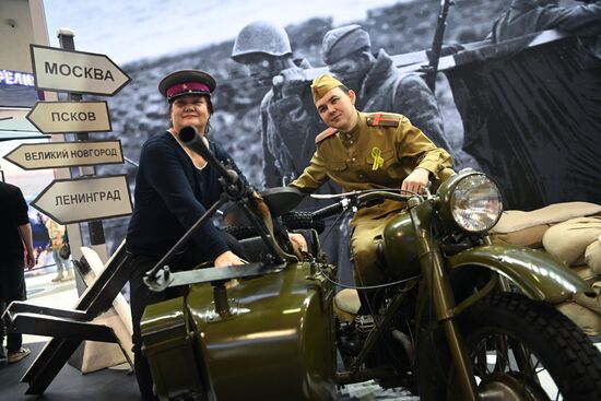 Международная выставка-форум "Россия"
Открытие героической недели на стенде Санкт-Петербурга, павильон №75 (зал В, стенд Санкт-Петербурга)
Место: Россия, Москва. Автор: Кристина Кормилицына/РИА Новости. Выставка "Россия". Открытие героической недели на стенде Санкт-Петербурга