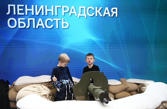 Международная выставка-форум "Россия"
Открытие героической недели на стенде Санкт-Петербурга, павильон №75 (зал В, стенд Санкт-Петербурга)
Место: Россия, Москва. Автор: Кристина Кормилицына/РИА Новости. Выставка "Россия". Открытие героической недели на стенде Санкт-Петербурга