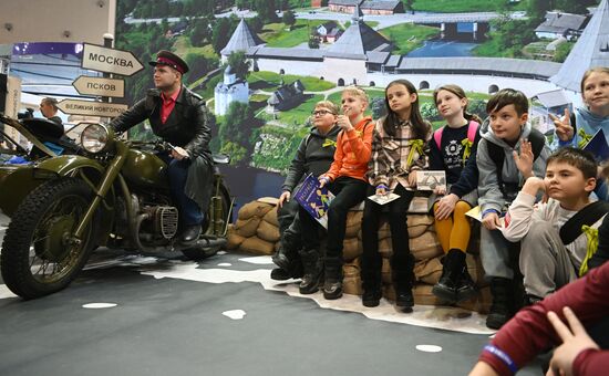 Международная выставка-форум "Россия"
Открытие героической недели на стенде Санкт-Петербурга, павильон №75 (зал В, стенд Санкт-Петербурга)
Место: Россия, Москва. Автор: Кристина Кормилицына/РИА Новости. Выставка "Россия". Открытие героической недели на стенде Санкт-Петербурга