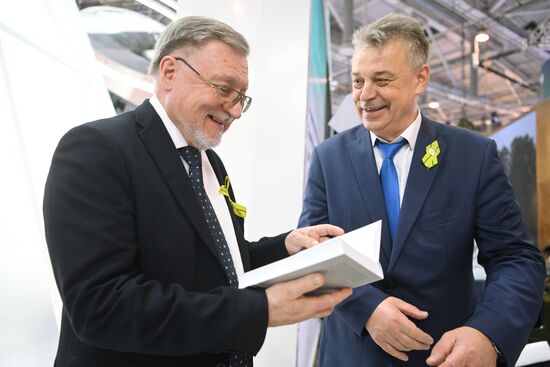 Международная выставка-форум "Россия"
Открытие героической недели на стенде Санкт-Петербурга, павильон №75 (зал В, стенд Санкт-Петербурга)
Леонид Говоров, Политический деятель, депутат Государственной думы четвёртого созыва, внук Маршала Советского Союза Леонида Говоров (слева)
Олег Черняга, Генеральный директор Исторического парка "Россия - Моя история" Место: Россия, Москва. Автор: Кристина Кормилицына/РИА Новости. Выставка "Россия". Открытие героической недели на стенде Санкт-Петербурга