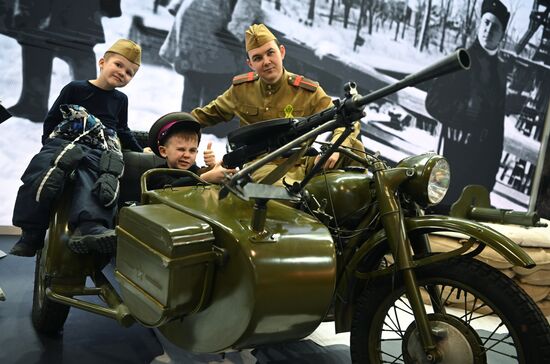 Международная выставка-форум "Россия"
Открытие героической недели на стенде Санкт-Петербурга, павильон №75 (зал В, стенд Санкт-Петербурга)
Место: Россия, Москва. Автор: Кристина Кормилицына/РИА Новости. Выставка "Россия". Открытие героической недели на стенде Санкт-Петербурга