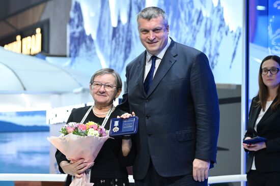 Международная выставка-форум "Россия"
Дальний Восток и Арктика. День региона
Церемония награждения за вклад в развитие Дальнего Востока и Арктики, павильон №75
Павел Волков, статс-секретарь – заместитель министра Российской Федерации по развитию Дальнего Востока и Арктики
Валентина Кобзарь, член Союза журналистов России, Союза российских писателей и русского географического общества, краевед Амурской области Место: Россия, Москва. Автор: Максим Блинов/РИА Новости. Выставка "Россия". Дальний Восток и Арктика. День региона