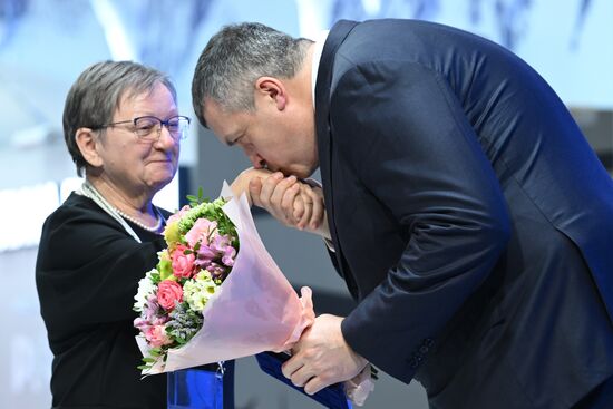 Международная выставка-форум "Россия"
Дальний Восток и Арктика. День региона
Церемония награждения за вклад в развитие Дальнего Востока и Арктики, павильон №75
Павел Волков, статс-секретарь – заместитель министра Российской Федерации по развитию Дальнего Востока и Арктики
Валентина Кобзарь, член Союза журналистов России, Союза российских писателей и русского географического общества, краевед Амурской области Место: Россия, Москва. Автор: Максим Блинов/РИА Новости. Выставка "Россия". Дальний Восток и Арктика. День региона