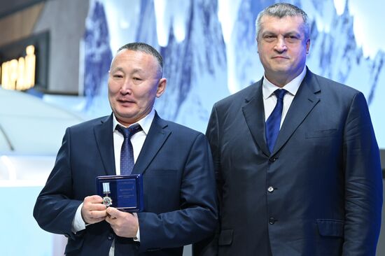 Международная выставка-форум "Россия"
Дальний Восток и Арктика. День региона
Церемония награждения за вклад в развитие Дальнего Востока и Арктики, павильон №75
Павел Волков, статс-секретарь – заместитель министра Российской Федерации по развитию Дальнего Востока и Арктики (справа)
Николай Алексеев, генеральный директор акционерного общества " Место: Россия, Москва. Автор: Максим Блинов/РИА Новости. Выставка "Россия". Дальний Восток и Арктика. День региона