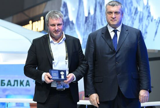 Международная выставка-форум "Россия"
Дальний Восток и Арктика. День региона
Церемония награждения за вклад в развитие Дальнего Востока и Арктики, павильон №75
Павел Волков, статс-секретарь – заместитель министра Российской Федерации по развитию Дальнего Востока и Арктики (справа)
Вячеслав Комиссаров, машинист экскаватора карьера АО "Северо-западная фосфорная компания" Место: Россия, Москва. Автор: Максим Блинов/РИА Новости. Выставка "Россия". Дальний Восток и Арктика. День региона