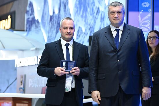 Международная выставка-форум "Россия"
Дальний Восток и Арктика. День региона
Церемония награждения за вклад в развитие Дальнего Востока и Арктики, павильон №75
Павел Волков, статс-секретарь – заместитель министра Российской Федерации по развитию Дальнего Востока и Арктики (справа)
Павел Колодин, машинист погрузочно-доставочной машины "Кировский филиал акционерного общества "Апатит" Место: Россия, Москва. Автор: Максим Блинов/РИА Новости. Выставка "Россия". Дальний Восток и Арктика. День региона
