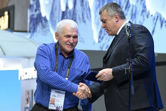 Международная выставка-форум "Россия"
Дальний Восток и Арктика. День региона
Церемония награждения за вклад в развитие Дальнего Востока и Арктики, павильон №75
Павел Волков, статс-секретарь – заместитель министра Российской Федерации по развитию Дальнего Востока и Арктики (справа)
Сергей Куляев, старший машинист котлов теплоэлектроцентрали акционерного общества "Ковдорский ГОК" Место: Россия, Москва. Автор: Максим Блинов/РИА Новости. Выставка "Россия". Дальний Восток и Арктика. День региона