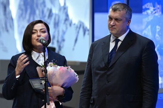 Международная выставка-форум "Россия"
Дальний Восток и Арктика. День региона
Церемония награждения за вклад в развитие Дальнего Востока и Арктики, павильон №75
Павел Волков, статс-секретарь – заместитель министра Российской Федерации по развитию Дальнего Востока и Арктики
Евгения Лясковская, директор Центра внешних коммуникаций по региону Коми и НАО ООО "Лукойл-Пермь" Место: Россия, Москва. Автор: Максим Блинов/РИА Новости. Выставка "Россия". Дальний Восток и Арктика. День региона