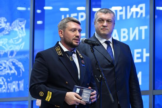 Международная выставка-форум "Россия"
Дальний Восток и Арктика. День региона
Церемония награждения за вклад в развитие Дальнего Востока и Арктики, павильон №75
Павел Волков, статс-секретарь – заместитель министра Российской Федерации по развитию Дальнего Востока и Арктики (справа)
Максим Панов, генеральный директор акционерного общества по добыче угля "Воркутауголь" Место: Россия, Москва. Автор: Максим Блинов/РИА Новости. Выставка "Россия". Дальний Восток и Арктика. День региона
