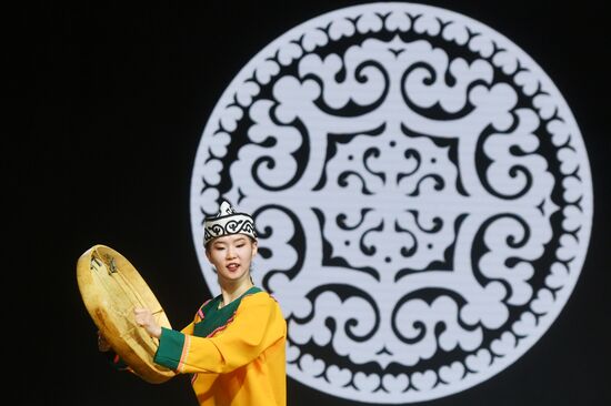 Международная выставка-форум "Россия"
Выступление творческих коллективов Хабаровского края, павильон №75 (зал А, зона культурных проектов)
Участница молодежного ансамбля национального танца "ЭРКУ" Дальневосточного государственного университета путей сообщения
Место: Россия, Москва. Автор: Михаил Воскресенский/РИА Новости. Выставка "Россия". Выступление творческих коллективов Хабаровского края