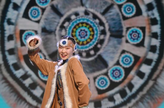 Международная выставка-форум "Россия"
Выступление творческих коллективов Хабаровского края, павильон №75 (зал А, зона культурных проектов)
Участница молодежного ансамбля национального танца "ЭРКУ" Дальневосточного государственного университета путей сообщения
Место: Россия, Москва. Автор: Михаил Воскресенский/РИА Новости. Выставка "Россия". Выступление творческих коллективов Хабаровского края