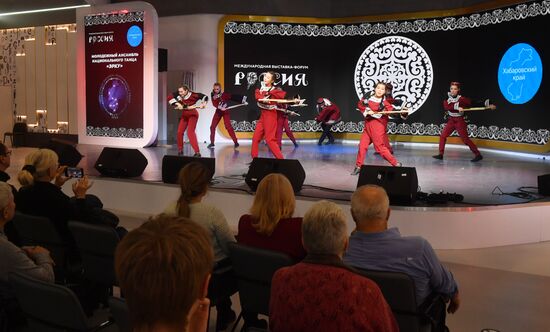 Международная выставка-форум "Россия"
Выступление творческих коллективов Хабаровского края, павильон №75 (зал А, зона культурных проектов)
Участники молодежного ансамбля национального танца "ЭРКУ" Дальневосточного государственного университета путей сообщения
Место: Россия, Москва. Автор: Михаил Воскресенский/РИА Новости. Выставка "Россия". Выступление творческих коллективов Хабаровского края