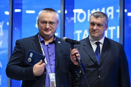 Международная выставка-форум "Россия"
Дальний Восток и Арктика. День региона
Церемония награждения за вклад в развитие Дальнего Востока и Арктики, павильон №75
Павел Волков, статс-секретарь – заместитель министра Российской Федерации по развитию Дальнего Востока и Арктики (справа)
Алексей Смирнов, начальник отдела инициирования проектов инженерного центра акционерного общества "Кольская ГМК" Место: Россия, Москва. Автор: Максим Блинов/РИА Новости. Выставка "Россия". Дальний Восток и Арктика. День региона