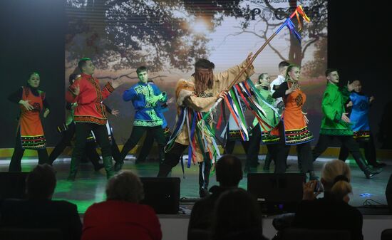 Международная выставка-форум "Россия"
Выступление творческих коллективов Хабаровского края, павильон №75 (зал А, зона культурных проектов)
Участники молодежного ансамбля национального танца "ЭРКУ" Дальневосточного государственного университета путей сообщения
Место: Россия, Москва. Автор: Михаил Воскресенский/РИА Новости. Выставка "Россия". Выступление творческих коллективов Хабаровского края