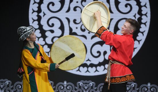 Международная выставка-форум "Россия"
Выступление творческих коллективов Хабаровского края, павильон №75 (зал А, зона культурных проектов)
Участники молодежного ансамбля национального танца "ЭРКУ" Дальневосточного государственного университета путей сообщения
Место: Россия, Москва. Автор: Михаил Воскресенский/РИА Новости. Выставка "Россия". Выступление творческих коллективов Хабаровского края