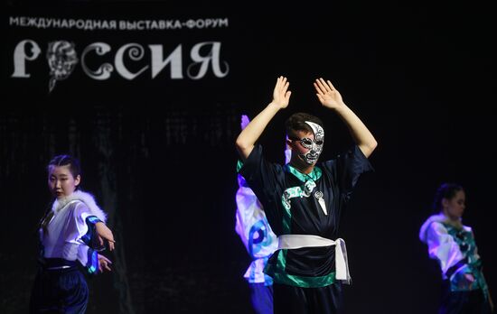 Международная выставка-форум "Россия"
Выступление творческих коллективов Хабаровского края, павильон №75 (зал А, зона культурных проектов)
Участники молодежного ансамбля национального танца "ЭРКУ" Дальневосточного государственного университета путей сообщения
Место: Россия, Москва. Автор: Михаил Воскресенский/РИА Новости. Выставка "Россия". Выступление творческих коллективов Хабаровского края