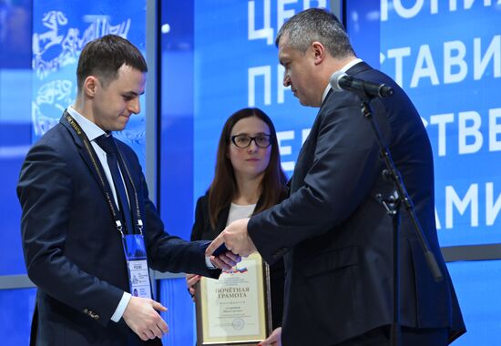 Международная выставка-форум "Россия"
Дальний Восток и Арктика. День региона
Церемония награждения за вклад в развитие Дальнего Востока и Арктики, павильон №75
Павел Волков, статс-секретарь – заместитель министра Российской Федерации по развитию Дальнего Востока и Арктики (справа)
Дмитрий Филатов, начальник отдела эксплуатации флота федерального государственного унитарного предприятия "Атомфлот" Место: Россия, Москва. Автор: Максим Блинов/РИА Новости. Выставка "Россия". Дальний Восток и Арктика. День региона