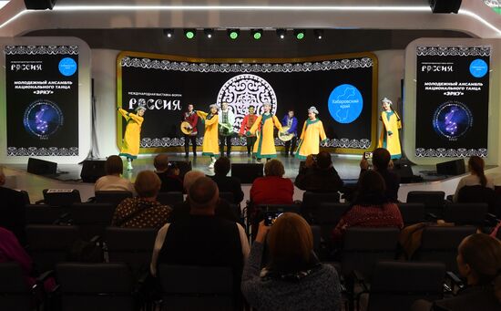 Международная выставка-форум "Россия"
Выступление творческих коллективов Хабаровского края, павильон №75 (зал А, зона культурных проектов)
Участники молодежного ансамбля национального танца "ЭРКУ" Дальневосточного государственного университета путей сообщения
Место: Россия, Москва. Автор: Михаил Воскресенский/РИА Новости. Выставка "Россия". Выступление творческих коллективов Хабаровского края