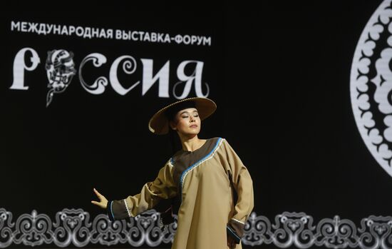 Международная выставка-форум "Россия"
Выступление творческих коллективов Хабаровского края, павильон №75 (зал А, зона культурных проектов)
Участница молодежного ансамбля национального танца "ЭРКУ" Дальневосточного государственного университета путей сообщения
Место: Россия, Москва. Автор: Михаил Воскресенский/РИА Новости. Выставка "Россия". Выступление творческих коллективов Хабаровского края