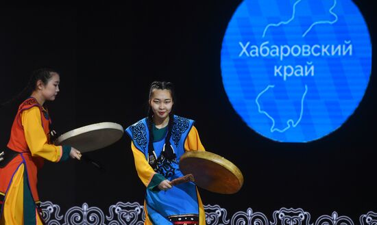 Международная выставка-форум "Россия"
Выступление творческих коллективов Хабаровского края, павильон №75 (зал А, зона культурных проектов)
Участницы молодежного ансамбля национального танца "ЭРКУ" Дальневосточного государственного университета путей сообщения
Место: Россия, Москва. Автор: Михаил Воскресенский/РИА Новости. Выставка "Россия". Выступление творческих коллективов Хабаровского края