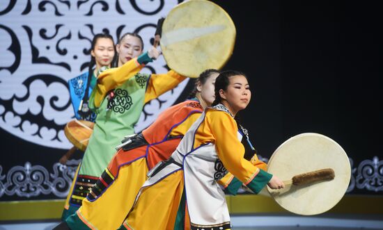 Международная выставка-форум "Россия"
Выступление творческих коллективов Хабаровского края, павильон №75 (зал А, зона культурных проектов)
Участники молодежного ансамбля национального танца "ЭРКУ" Дальневосточного государственного университета путей сообщения
Место: Россия, Москва. Автор: Михаил Воскресенский/РИА Новости. Выставка "Россия". Выступление творческих коллективов Хабаровского края