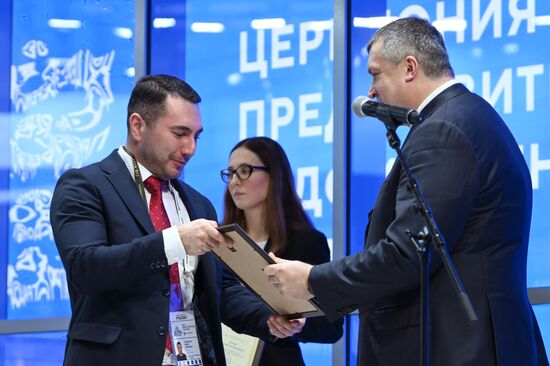 Международная выставка-форум "Россия"
Дальний Восток и Арктика. День региона
Церемония награждения за вклад в развитие Дальнего Востока и Арктики, павильон №75
Павел Волков, статс-секретарь – заместитель министра Российской Федерации по развитию Дальнего Востока и Арктики (справа)
Юрий Агафонов, председатель Магаданского регионального отделения Общероссийской общественной организации "Деловая Россия" Место: Россия, Москва. Автор: Максим Блинов/РИА Новости. Выставка "Россия". Дальний Восток и Арктика. День региона