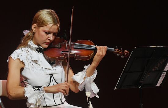 Международная выставка-форум "Россия"
Выступление творческих коллективов Хабаровского края, павильон №75 (зал А, зона культурных проектов)
Участница ансамбля камерной музыки "Глория" Хабаровской краевой филармонии
Место: Россия, Москва. Автор: Михаил Воскресенский/РИА Новости. Выставка "Россия". Выступление творческих коллективов Хабаровского края