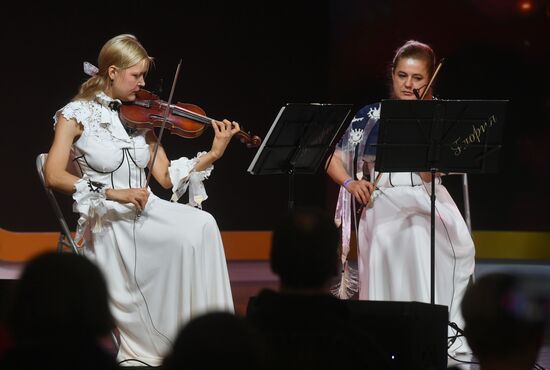 Международная выставка-форум "Россия"
Выступление творческих коллективов Хабаровского края, павильон №75 (зал А, зона культурных проектов)
Участницы ансамбля камерной музыки "Глория" Хабаровской краевой филармонии
Место: Россия, Москва. Автор: Михаил Воскресенский/РИА Новости. Выставка "Россия". Выступление творческих коллективов Хабаровского края