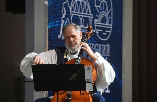 Международная выставка-форум "Россия"
Выступление творческих коллективов Хабаровского края, павильон №75 (зал А, зона культурных проектов)
Участник ансамбля камерной музыки "Глория" Хабаровской краевой филармонии
Место: Россия, Москва. Автор: Михаил Воскресенский/РИА Новости. Выставка "Россия". Выступление творческих коллективов Хабаровского края