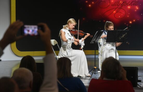 Международная выставка-форум "Россия"
Выступление творческих коллективов Хабаровского края, павильон №75 (зал А, зона культурных проектов)
Участницы ансамбля камерной музыки "Глория" Хабаровской краевой филармонии
Место: Россия, Москва. Автор: Михаил Воскресенский/РИА Новости. Выставка "Россия". Выступление творческих коллективов Хабаровского края