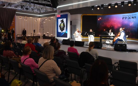 Международная выставка-форум "Россия"
Выступление творческих коллективов Хабаровского края, павильон №75 (зал А, зона культурных проектов)
Участники ансамбля камерной музыки "Глория" Хабаровской краевой филармонии
Место: Россия, Москва. Автор: Михаил Воскресенский/РИА Новости. Выставка "Россия". Выступление творческих коллективов Хабаровского края