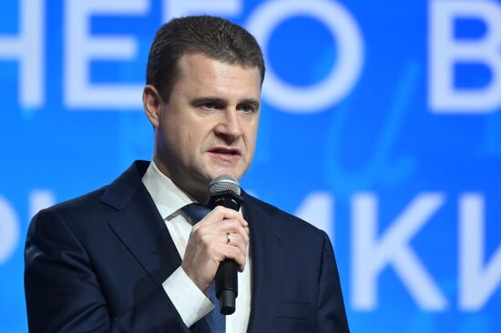 Международная выставка-форум "Россия"
Дальний Восток и Арктика. День региона
Торжественная церемония открытия Дня Дальнего Востока и Арктики, павильон №75
Алексей Чекунков, министр РФ по развитию Дальнего Востока и Арктики Место: Россия, Москва. Автор: Максим Блинов/РИА Новости. Выставка "Россия". Дальний Восток и Арктика. День региона