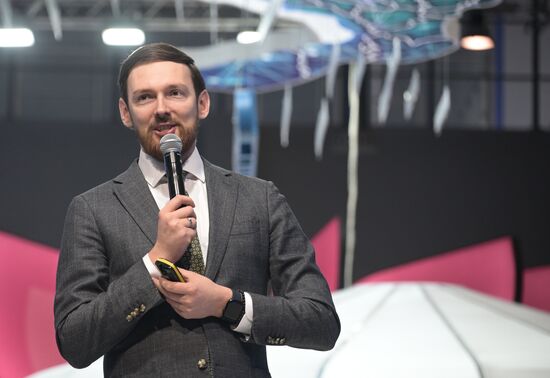 Международная выставка-форум "Россия"
Презентация Красноярского края, павильон №75
Сергей Ладыженко, генеральный директор АНО "Корпорация развития Енисейской Сибири" Место: Россия, Москва. Автор: Владимир Астапкович/РИА Новости. Выставка "Россия". Презентации регионов