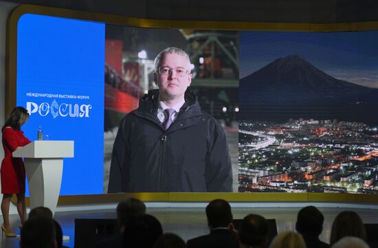 Международная выставка-форум "Россия"
Дальний Восток и Арктика. День региона
Торжественная церемония открытия Дня Дальнего Востока и Арктики, павильон №75
Владимир Солодов, губернатор Камчатского края (на экране) Место: Россия, Москва. Автор: Максим Блинов/РИА Новости. Выставка "Россия". Дальний Восток и Арктика. День региона