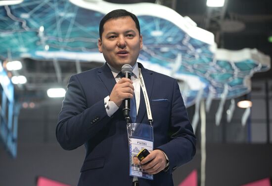 Международная выставка-форум "Россия"
Презентация Республики Бурятия, павильон №75
Дмитрий Хамеруев, директор ООО "КРДВ Бурятия"
Место: Россия, Москва. Автор: Владимир Астапкович/РИА Новости. Выставка "Россия". Презентации регионов