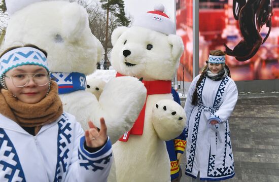 Международная выставка-форум "Россия"
Дальний Восток и Арктика. День региона
Выступление символов (ростовых кукол) Дальнего Востока и Арктики, пространство перед павильоном №75 Место: Россия, Москва. Автор: Михаил Воскресенский/РИА Новости. Выставка "Россия". Дальний Восток и Арктика. День региона