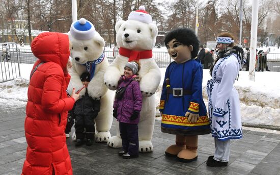 Международная выставка-форум "Россия"
Дальний Восток и Арктика. День региона
Выступление символов (ростовых кукол) Дальнего Востока и Арктики, пространство перед павильоном №75 Место: Россия, Москва. Автор: Михаил Воскресенский/РИА Новости. Выставка "Россия". Дальний Восток и Арктика. День региона