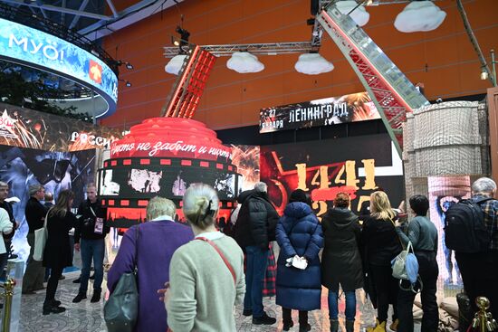 Международная выставка-форум "Россия"
Открытие героической недели на стенде Санкт-Петербурга, павильон №75 (зал В, стенд Санкт-Петербурга)
Место: Россия, Москва. Автор: Кристина Кормилицына/РИА Новости. Выставка "Россия". Открытие героической недели на стенде Санкт-Петербурга