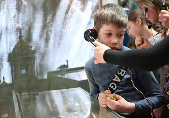 Международная выставка-форум "Россия"
Открытие героической недели на стенде Санкт-Петербурга, павильон №75 (зал В, стенд Санкт-Петербурга)
Экскурсия "Символы блокады"
Место: Россия, Москва. Автор: Кристина Кормилицына/РИА Новости. Выставка "Россия". Открытие героической недели на стенде Санкт-Петербурга