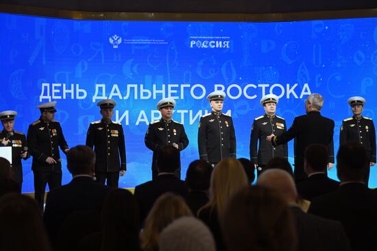 Международная выставка-форум "Россия"
Дальний Восток и Арктика. День региона
Торжественная церемония открытия Дня Дальнего Востока и Арктики, павильон №75 Место: Россия, Москва. Автор: Максим Блинов/РИА Новости. Выставка "Россия". Дальний Восток и Арктика. День региона