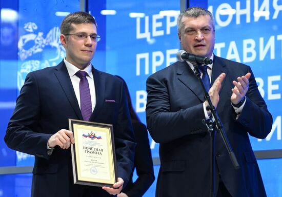 Международная выставка-форум "Россия"
Дальний Восток и Арктика. День региона
Церемония награждения за вклад в развитие Дальнего Востока и Арктики, павильон №75
Павел Волков, статс-секретарь – заместитель министра Российской Федерации по развитию Дальнего Востока и Арктики (справа)
Александр Врагов, участковый геолог службы главного геолога технической службы Эльгинского угольного комплекса ООО "Эльгауголь" Место: Россия, Москва. Автор: Максим Блинов/РИА Новости. Выставка "Россия". Дальний Восток и Арктика. День региона