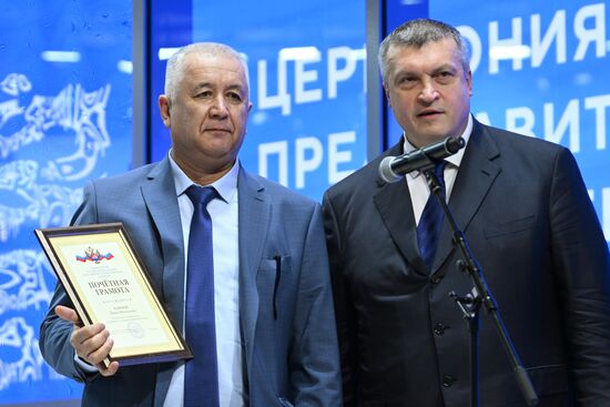 Международная выставка-форум "Россия"
Дальний Восток и Арктика. День региона
Церемония награждения за вклад в развитие Дальнего Востока и Арктики, павильон №75
Павел Волков, статс-секретарь – заместитель министра Российской Федерации по развитию Дальнего Востока и Арктики (справа)
Камил Каюмов, врач скорой помощи отделения экстренной консультативной медицинской помощи государственного бюджетного учреждения здравоохранения Ненецкого автономного округа Место: Россия, Москва. Автор: Максим Блинов/РИА Новости. Выставка "Россия". Дальний Восток и Арктика. День региона