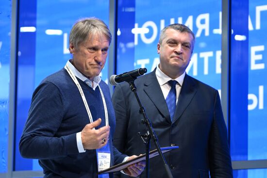 Международная выставка-форум "Россия"
Дальний Восток и Арктика. День региона
Церемония награждения за вклад в развитие Дальнего Востока и Арктики, павильон №75
Павел Волков, статс-секретарь – заместитель министра Российской Федерации по развитию Дальнего Востока и Арктики (справа)
Аркадий Коновалов, заместитель генерального директора акционерного общества "Городской молочный завод "Магаданский" Место: Россия, Москва. Автор: Максим Блинов/РИА Новости. Выставка "Россия". Дальний Восток и Арктика. День региона