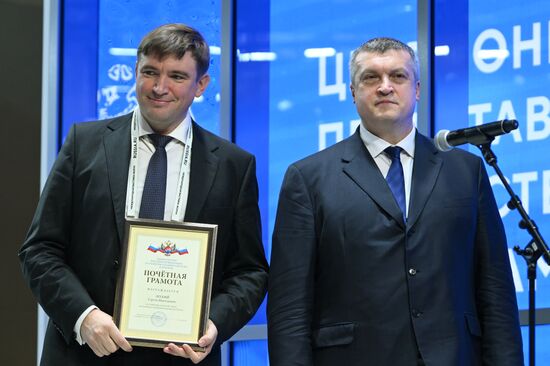 Международная выставка-форум "Россия"
Дальний Восток и Арктика. День региона
Церемония награждения за вклад в развитие Дальнего Востока и Арктики, павильон №75
Павел Волков, статс-секретарь – заместитель министра Российской Федерации по развитию Дальнего Востока и Арктики (справа)
Сергей Легкий, генеральный директор компании ООО "Герань 25" Место: Россия, Москва. Автор: Максим Блинов/РИА Новости. Выставка "Россия". Дальний Восток и Арктика. День региона