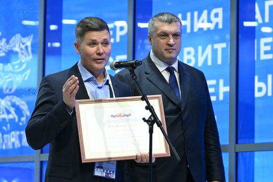Международная выставка-форум "Россия"
Дальний Восток и Арктика. День региона
Церемония награждения за вклад в развитие Дальнего Востока и Арктики, павильон №75
Павел Волков, статс-секретарь – заместитель министра Российской Федерации по развитию Дальнего Востока и Арктики (справа)
Максим Воробьев, генеральный директор АО "Карельский окатыш" Место: Россия, Москва. Автор: Максим Блинов/РИА Новости. Выставка "Россия". Дальний Восток и Арктика. День региона