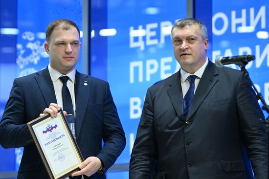 Международная выставка-форум "Россия"
Дальний Восток и Арктика. День региона
Церемония награждения за вклад в развитие Дальнего Востока и Арктики, павильон №75
Павел Волков, статс-секретарь – заместитель министра Российской Федерации по развитию Дальнего Востока и Арктики (справа)
Вадим Гончаров, заместитель генерального директора по управлению персоналом и административным вопросам АО "Северное производственное объединение "Арктика" Место: Россия, Москва. Автор: Максим Блинов/РИА Новости. Выставка "Россия". Дальний Восток и Арктика. День региона